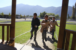 Niños corriendo en el recreo en Colegio Los Cipreses ubicado en el sector de Lo Miranda, comuna de Doñihue.